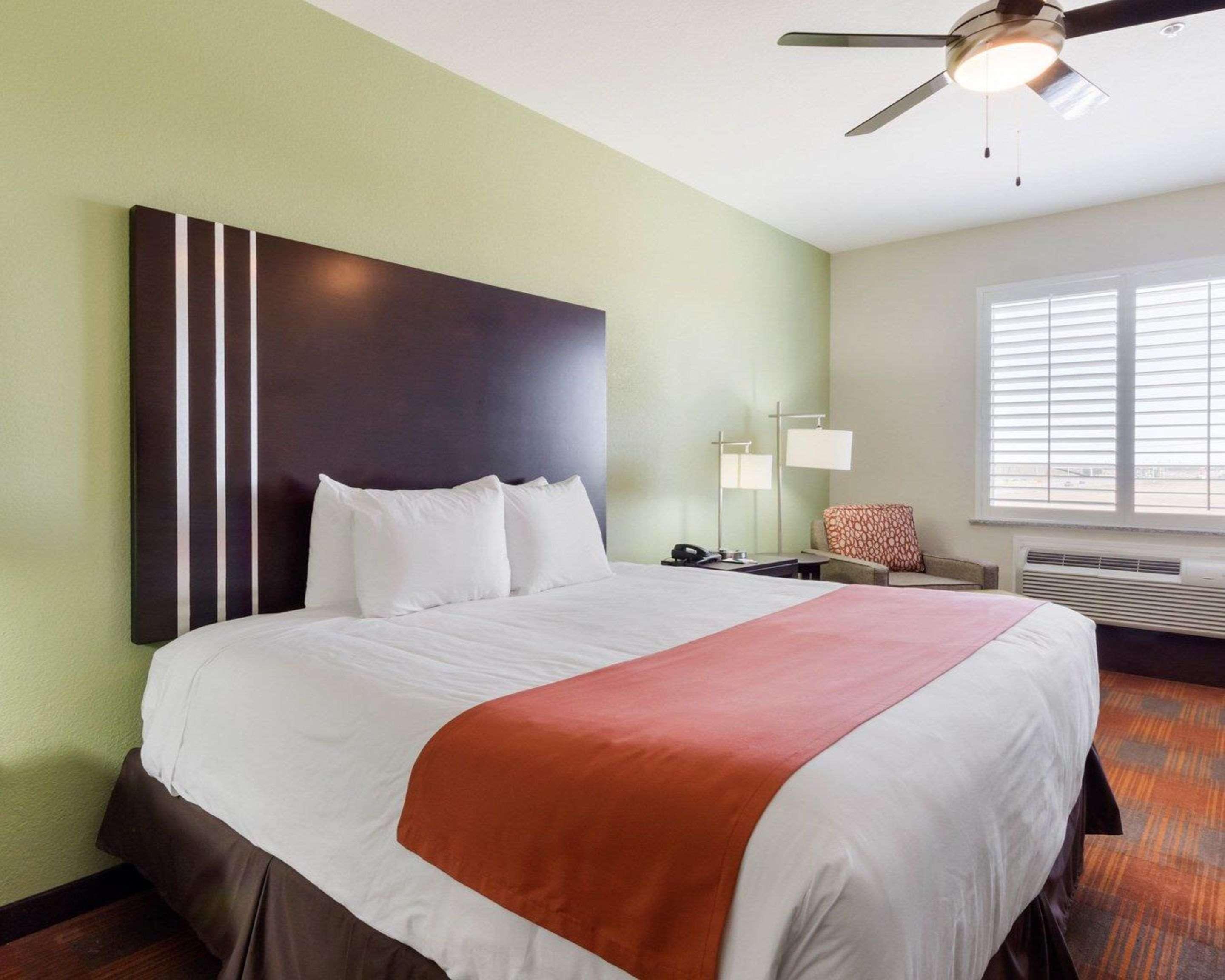 Quality Inn & Suites Victoria East Exteriör bild
