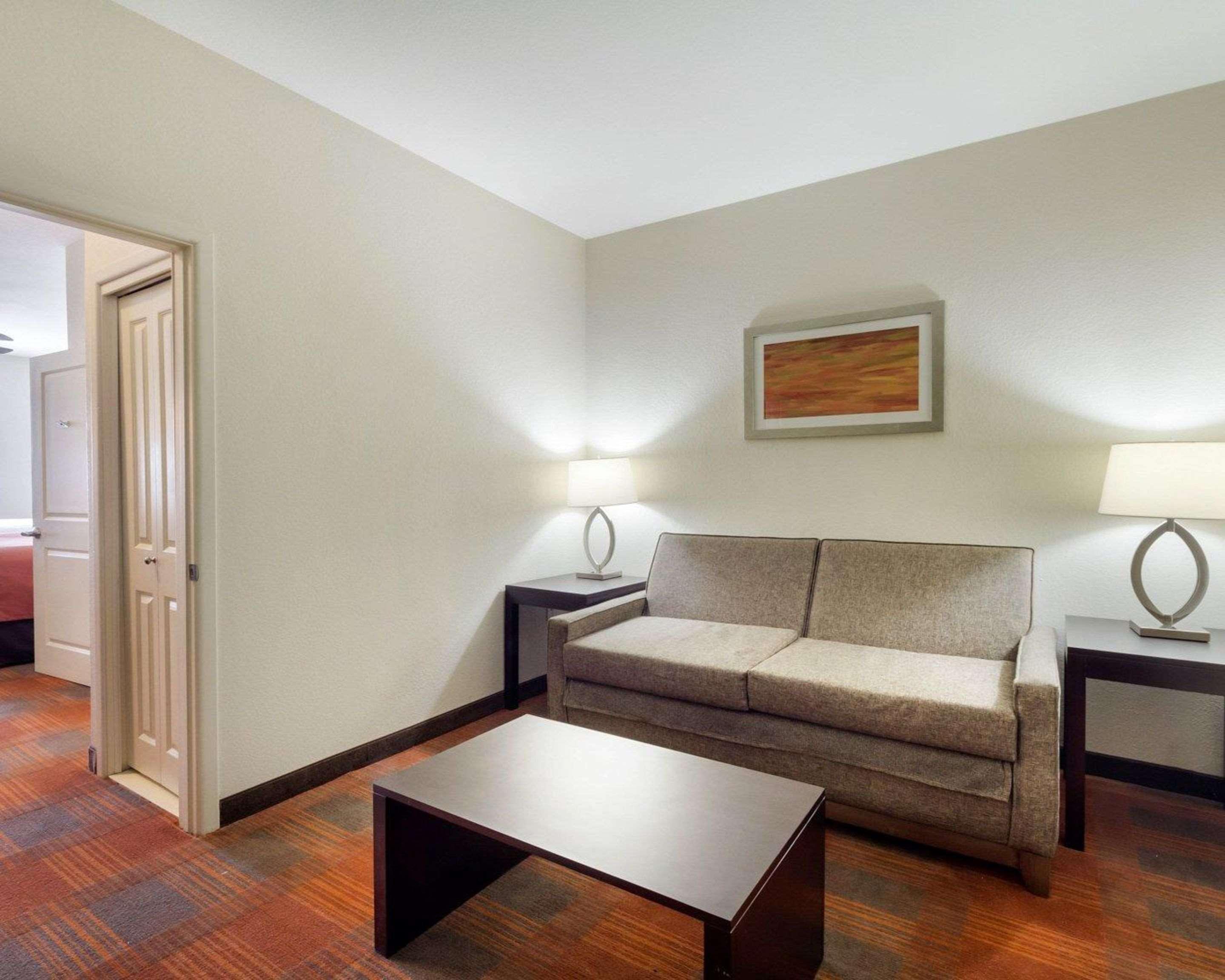Quality Inn & Suites Victoria East Exteriör bild