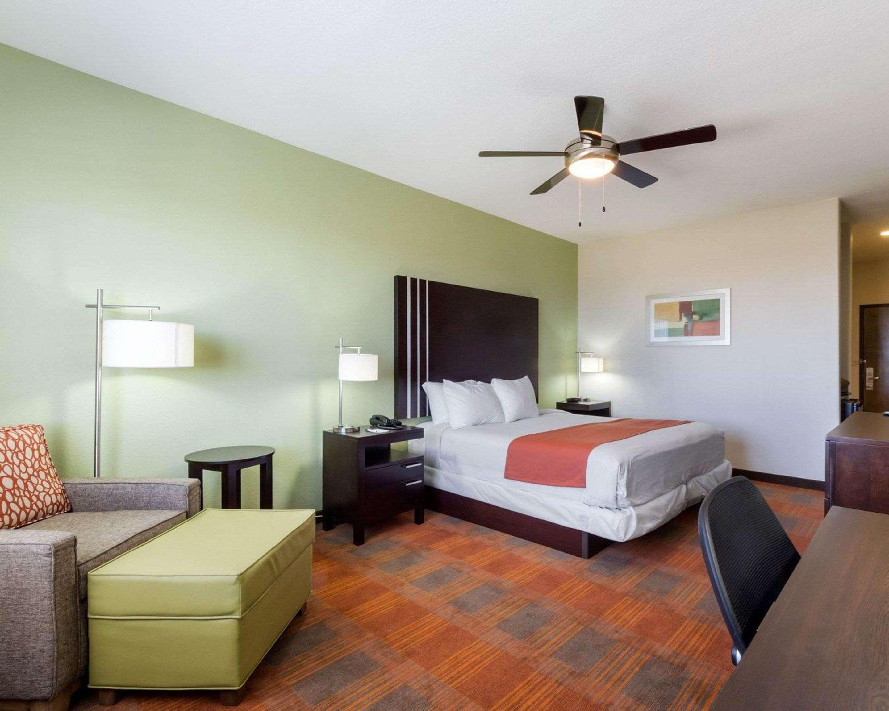 Quality Inn & Suites Victoria East Exteriör bild