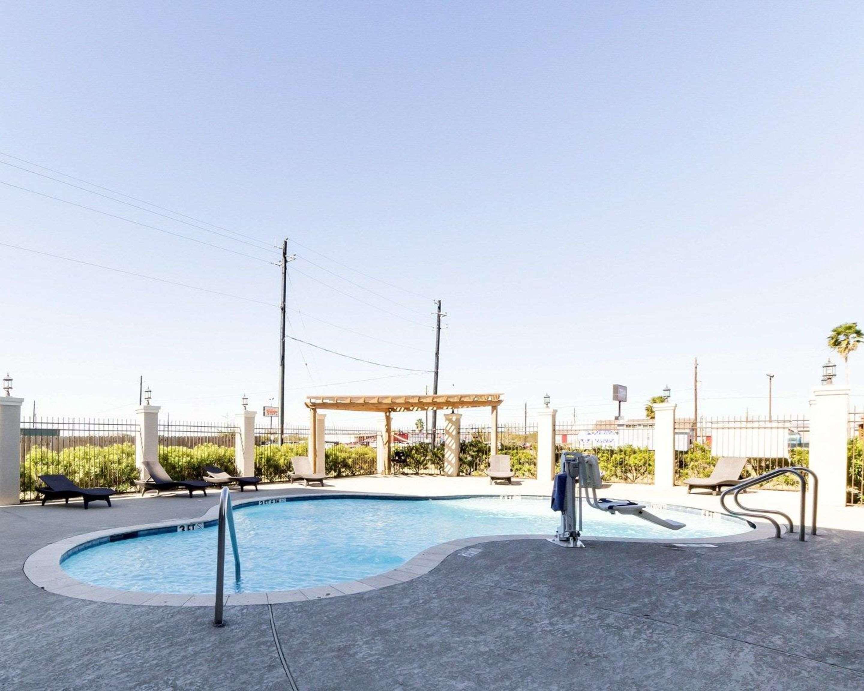 Quality Inn & Suites Victoria East Exteriör bild