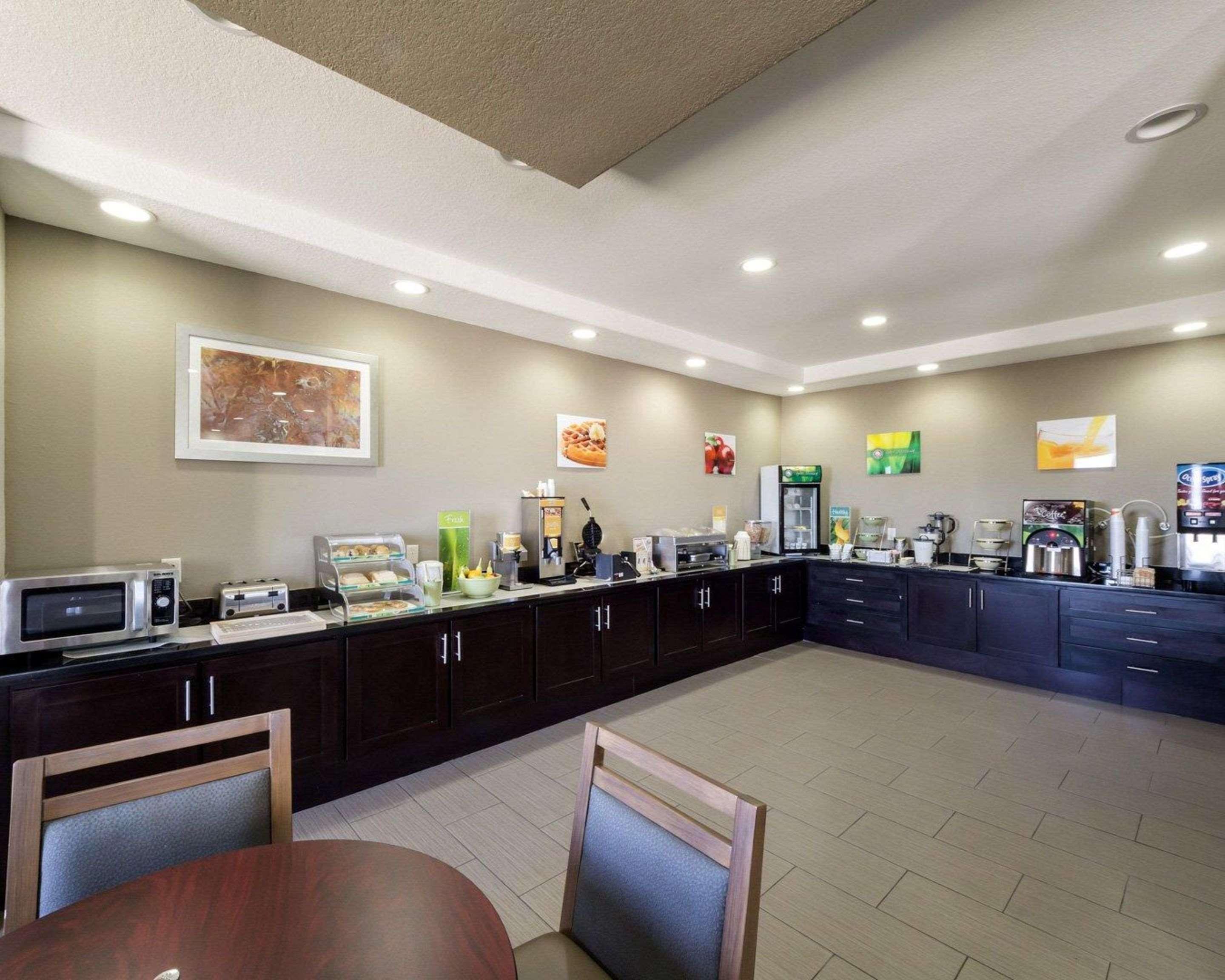 Quality Inn & Suites Victoria East Exteriör bild