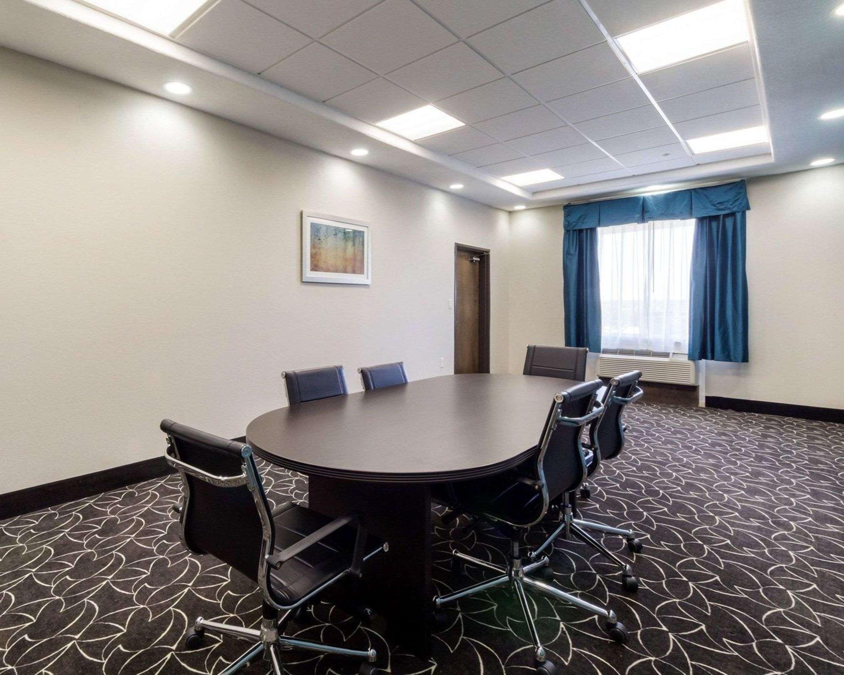 Quality Inn & Suites Victoria East Exteriör bild