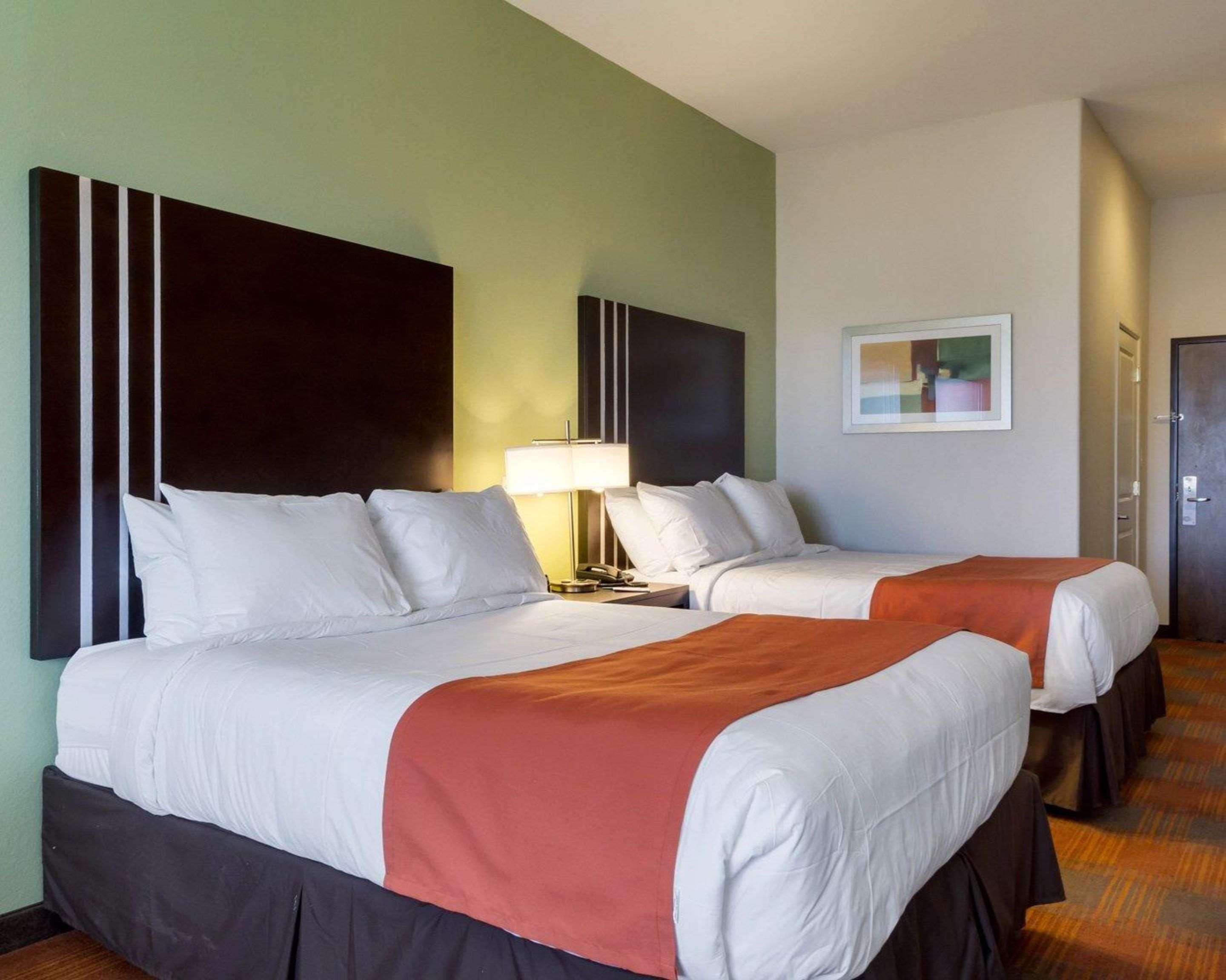 Quality Inn & Suites Victoria East Exteriör bild