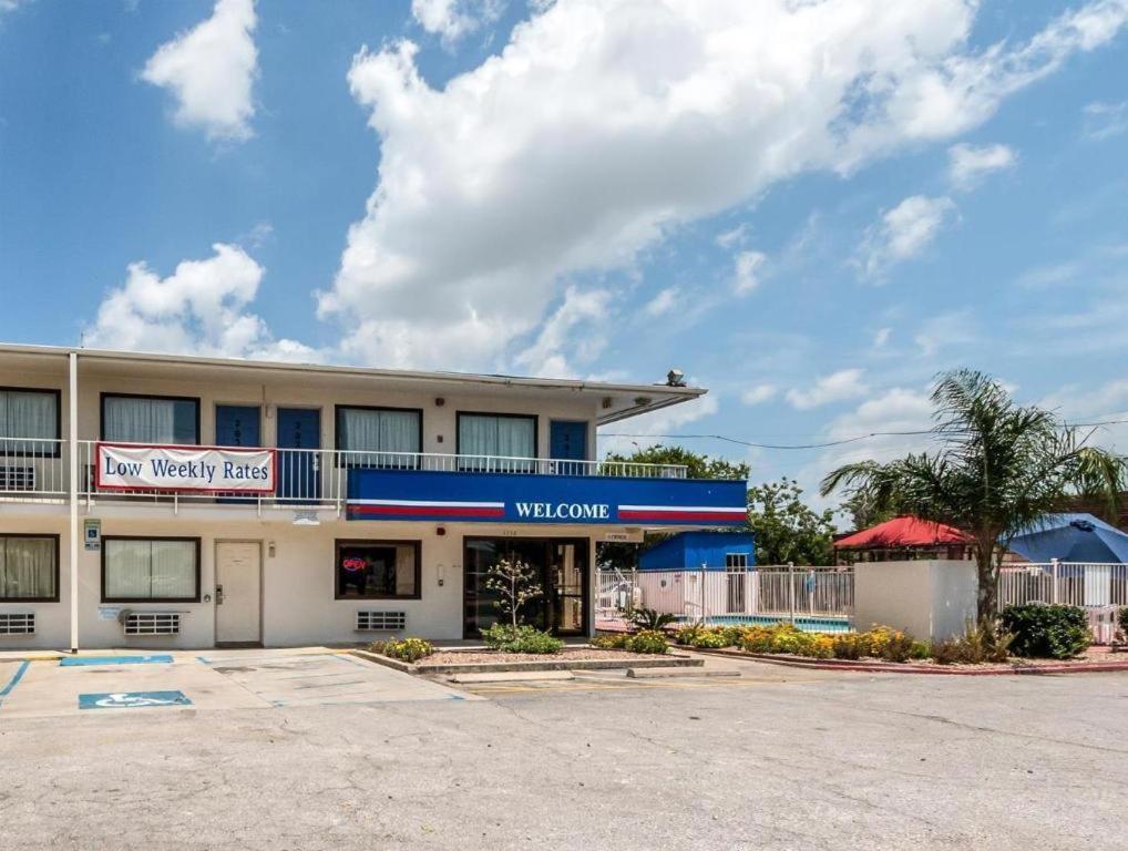 Quality Inn & Suites Victoria East Exteriör bild